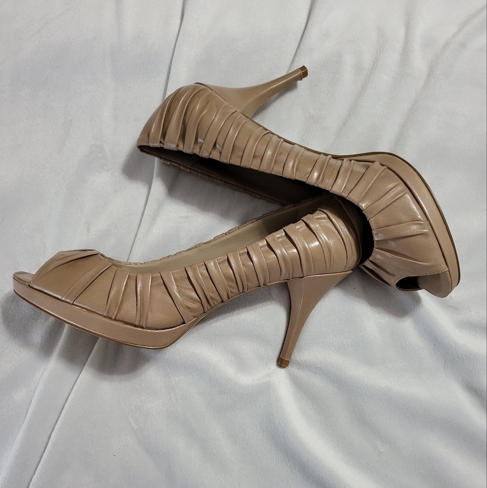 Nine West woman's 11 peep toe